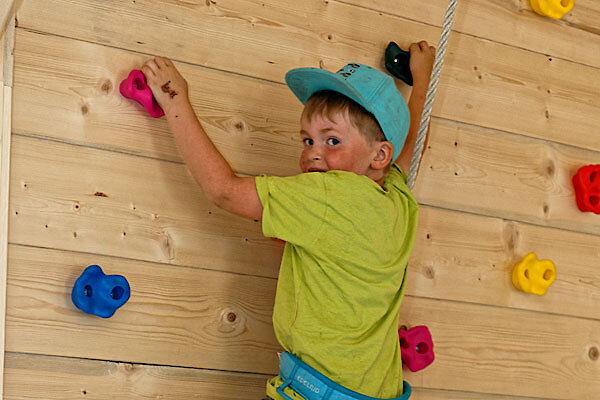 Spielscheune mit Kletterwand